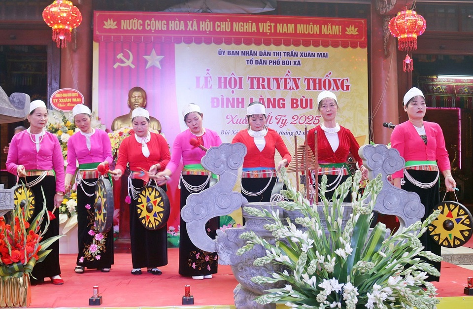 M&agrave;n tr&igrave;nh diễn chi&ecirc;ng tại lễ hội đ&igrave;nh l&agrave;ng B&ugrave;i (thị trấn Ch&uacute;c Sơn, huyện Chương Mỹ), Xu&acirc;n Ất Tỵ 2025 (ảnh tư liệu).