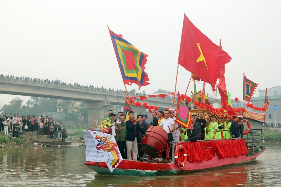 Rước kiệu tr&ecirc;n s&ocirc;ng tại lễ hội l&agrave;ng Lưu X&aacute; h&ocirc;m 15, 16 th&aacute;ng Gi&ecirc;ng năm Ất Tỵ 2025 (ảnh tư liệu).