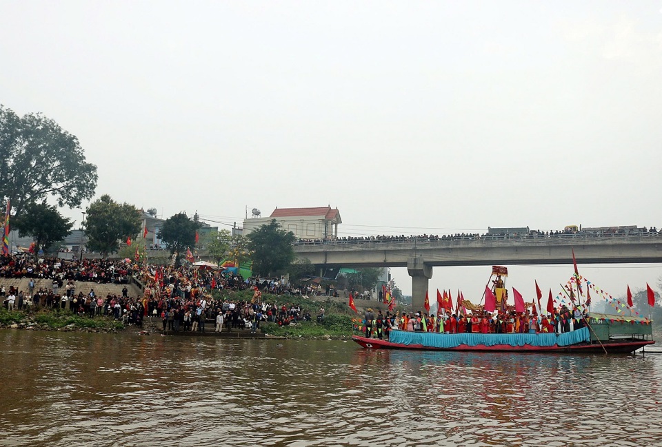 Rất đ&ocirc;ng người d&acirc;n đổ ra 2 b&ecirc;n bờ s&ocirc;ng Đ&aacute;y để xem lễ hội l&agrave;ng&nbsp; Lưu X&aacute; (x&atilde; H&ograve;a Ph&uacute;, huyện Chương Mỹ).