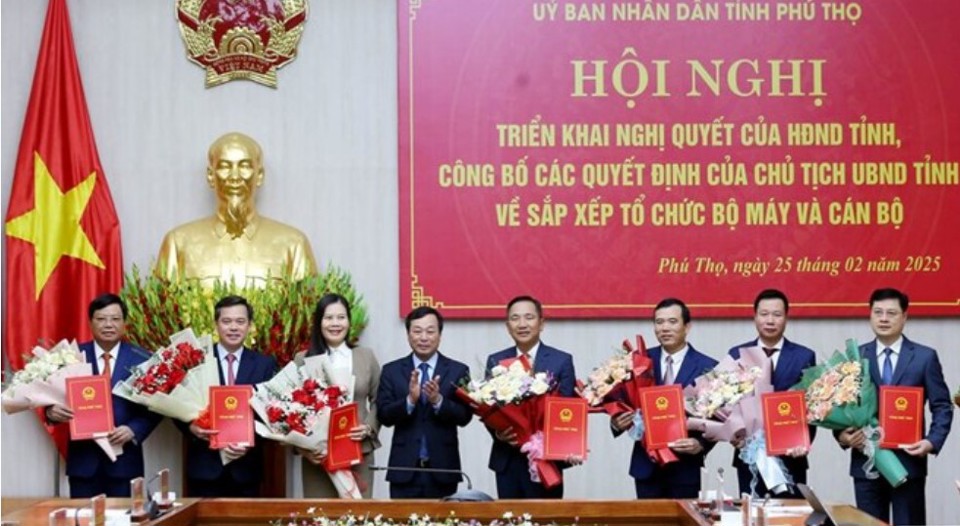 Chủ tịch UBND tỉnh Ph&uacute; Thọ B&ugrave;i Văn Quang tặng hoa ch&uacute;c mừng c&aacute;c gi&aacute;m đốc sở mới. Ảnh: C&ocirc;ng th&ocirc;ng tin điện tử tỉnh Ph&uacute; Thọ