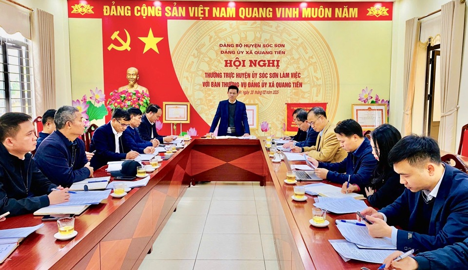 Thường trực Huyện uỷ S&oacute;c Sơn l&agrave;m việc với Ban Thường vụ Đảng uỷ x&atilde; Quang Tiến.