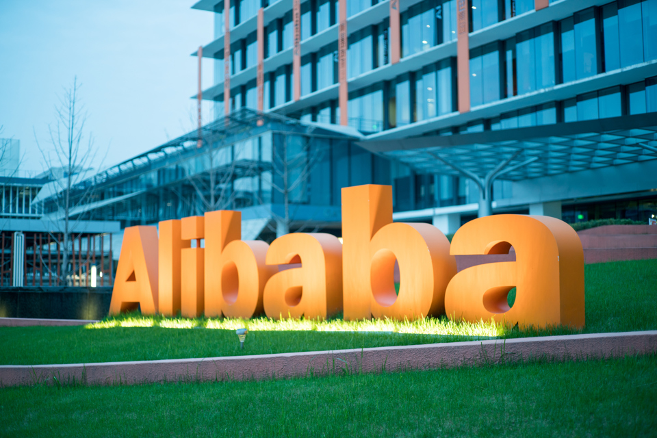 B&ecirc;n ngo&agrave;i trụ sở Alibaba. Ảnh: Nasdaq