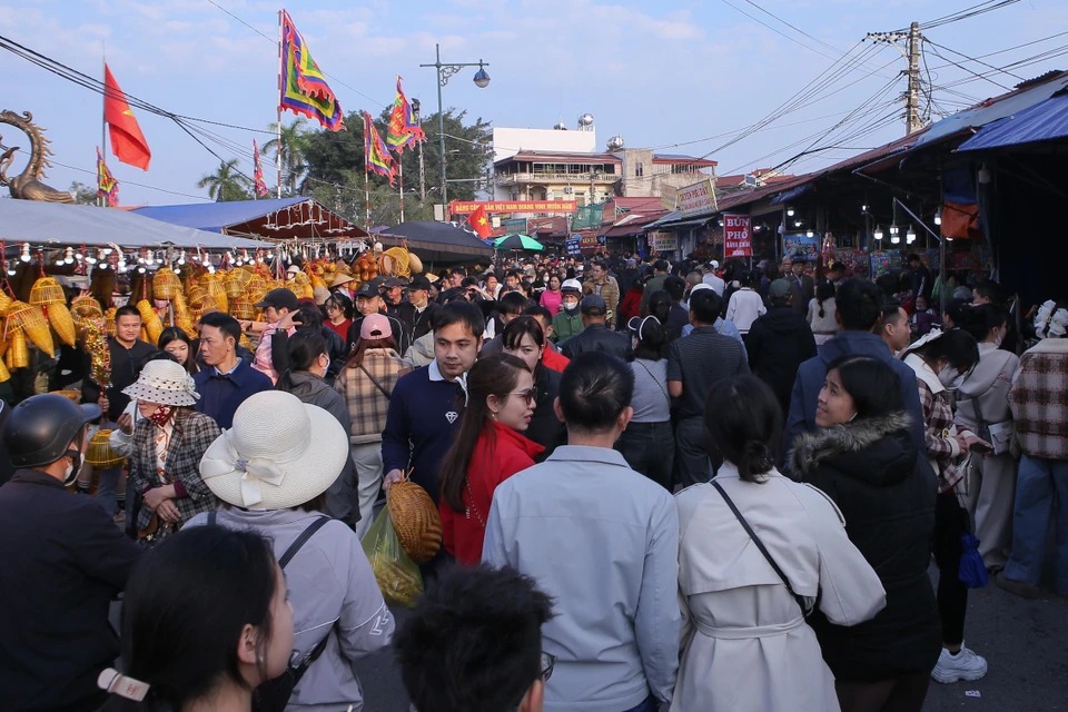 Chợ Viềng Xu&acirc;n năm 2025 thu h&uacute;t đ&ocirc;ng đảo người d&acirc;n địa phương v&agrave; c&aacute;c tỉnh, th&agrave;nh l&acirc;n cận. Ảnh: C&ocirc;ng Luật/TTXVN