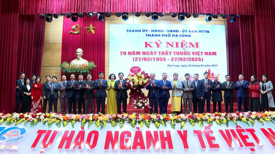 TP Hạ Long kỷ niệm Ng&agrave;y Thầy thuốc Việt Nam. Ảnh: Vĩnh Qu&acirc;n