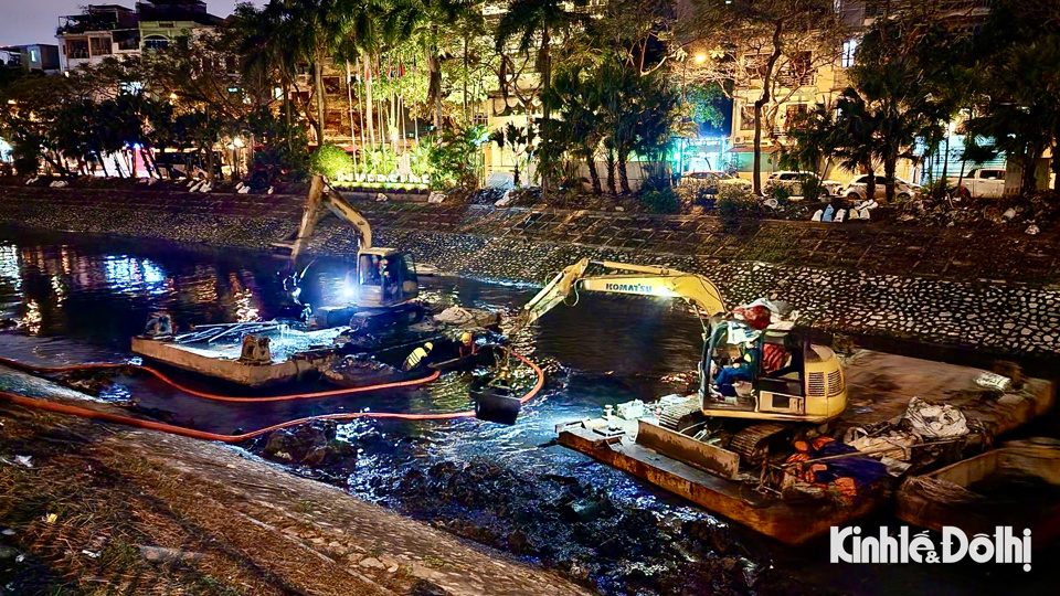 Ngo&agrave;i ca l&agrave;m việc buổi s&aacute;ng, nhiều c&ocirc;ng nh&acirc;n m&ocirc;i trường thay phi&ecirc;n nhau l&agrave;m v&agrave;o ban đ&ecirc;m để đẩy nhanh tiến độ nạo v&eacute;t b&ugrave;n đất, r&aacute;c thải l&agrave;m sạch s&ocirc;ng T&ocirc; Lịch.