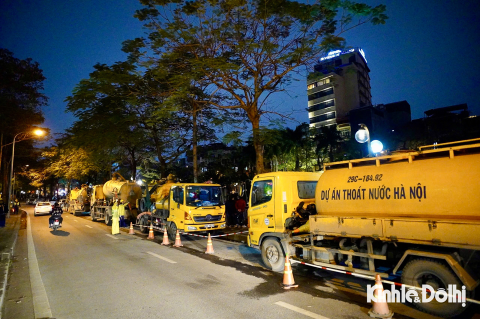 Mỗi ca l&agrave;m c&oacute; 14 xe chuy&ecirc;n dụng được huy động để phục vụ c&ocirc;ng việc nạo v&eacute;t b&ugrave;n tại s&ocirc;ng T&ocirc; Lịch.&nbsp;Theo kế hoạch, phương &aacute;n bổ cập nước từ hồ T&acirc;y về s&ocirc;ng T&ocirc; Lịch sẽ bắt đầu v&agrave;o đầu th&aacute;ng 9/2025. H&agrave; Nội đang triển khai dự &aacute;n cải thiện m&ocirc;i trường sống, hệ sinh th&aacute;i tự nhi&ecirc;n v&agrave; điều kiện vệ sinh tại c&aacute;c khu đ&ocirc; thị trung t&acirc;m của lưu vực s&ocirc;ng T&ocirc; Lịch, tả ngạn s&ocirc;ng Nhuệ v&agrave; lưu vực s&ocirc;ng Lừ bằng đầu tư ph&aacute;t triển hệ thống tho&aacute;t nước để thu gom v&agrave; xử l&yacute; lượng nước thải do hoạt động của con người sinh ra nhằm n&acirc;ng cao khả năng ph&aacute;t triển bền vững cho Thủ đ&ocirc; H&agrave; Nội.