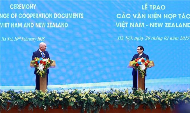 Thủ tướng Phạm Minh Ch&iacute;nh v&agrave; Thủ tướng New Zealand Christopher Luxon tuy&ecirc;n bố n&acirc;ng cấp quan hệ Việt Nam - New Zealand l&ecirc;n Đối t&aacute;c chiến lược to&agrave;n diện. Ảnh: Dương Giang/TTXVN