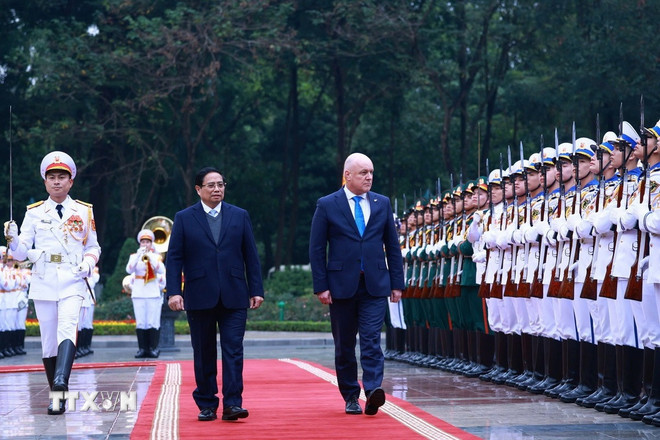 Thủ tướng Phạm Minh Ch&iacute;nh v&agrave; Thủ tướng New Zealand Christopher Luxon duyệt Đội danh dự Qu&acirc;n đội nh&acirc;n d&acirc;n Việt Nam. (Ảnh: Dương Giang/TTXVN) &nbsp;