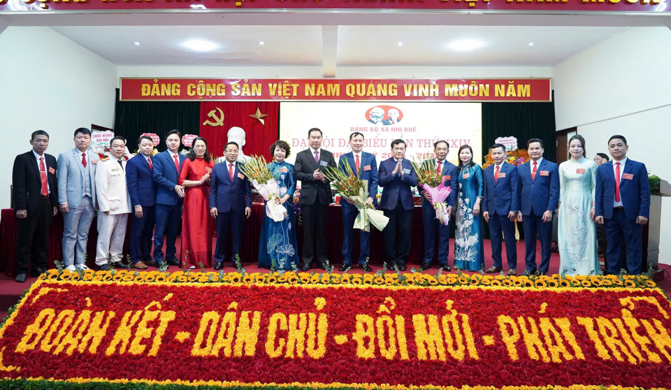 L&atilde;nh đạo huyện Thường T&iacute;n tặng hoa ch&uacute;c mừng Ban Chấp h&agrave;nh Đảng bộ x&atilde; Nhị Kh&ecirc; lần thứ XXIV, nhiệm kỳ 2025 - 2030