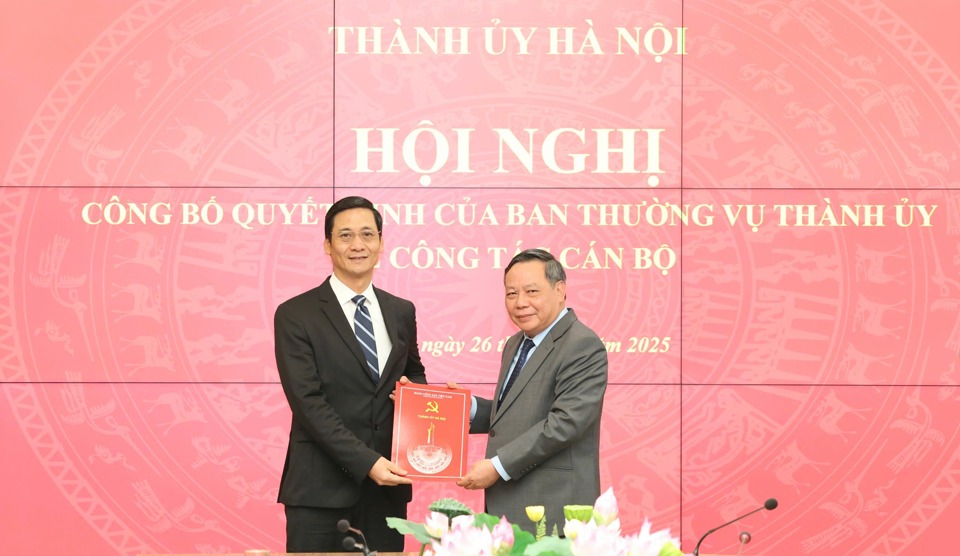 Ph&oacute; B&iacute; thư Thường trực Th&agrave;nh ủy Nguyễn Văn Phong trao quyết định cho đồng ch&iacute; L&ecirc; Thanh Nam.