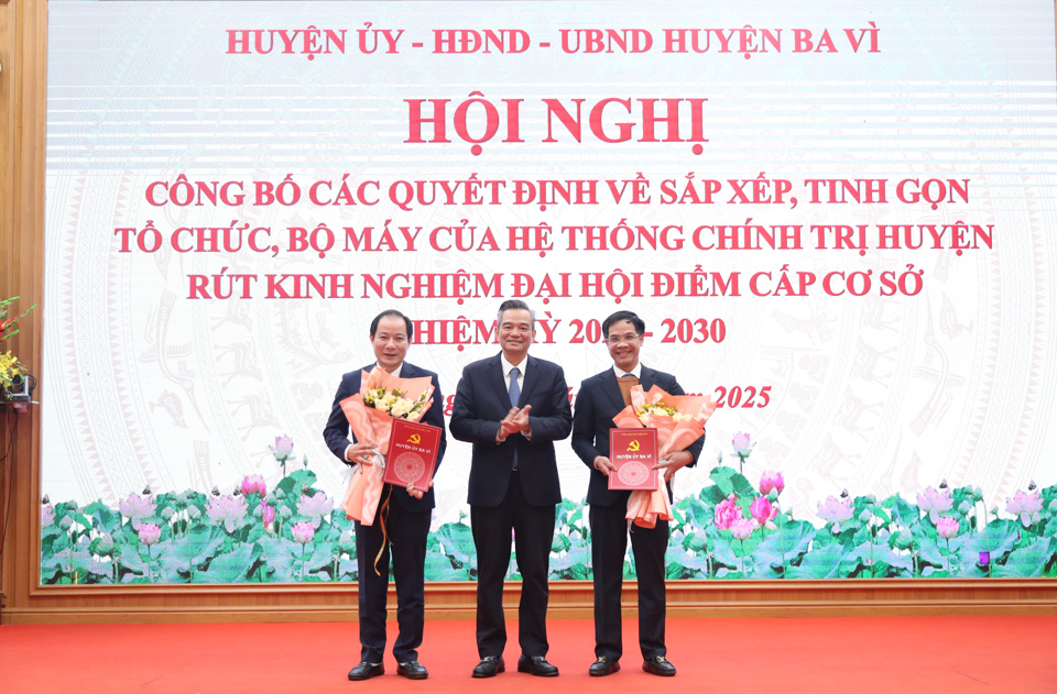 B&iacute; thư Huyện ủy Ba V&igrave; Dương Cao Thanh trao Quyết định, tặng hoa ch&uacute;c mừng Ch&aacute;nh&nbsp;Văn ph&ograve;ng HĐND &amp; UBND v&agrave; Ph&oacute; Chủ tịch Hội N&ocirc;ng d&acirc;n huyện.