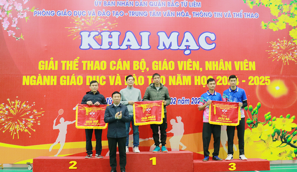 Gi&aacute;m đốc Trung t&acirc;m Văn h&oacute;a &ndash;Th&ocirc;ng tin v&agrave; Thể thao quận Bắc Từ Li&ecirc;m Trần Trung Tuyển&nbsp;trao giải cho c&aacute;c đơn vị thi đấu m&ocirc;n cầu l&ocirc;ng đ&ocirc;i nam.