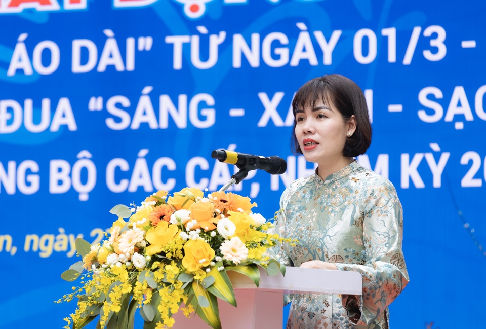 Chủ tịch Hội LHPN quận Thanh Xu&acirc;n Trần Lan Hương&nbsp;ph&aacute;t động hưởng ứng phong tr&agrave;o thi đua &ldquo;s&aacute;ng - xanh - sạch - đẹp&rdquo; v&agrave; hưởng ứng &ldquo;Tuần lễ &aacute;o d&agrave;i&rdquo;&nbsp;