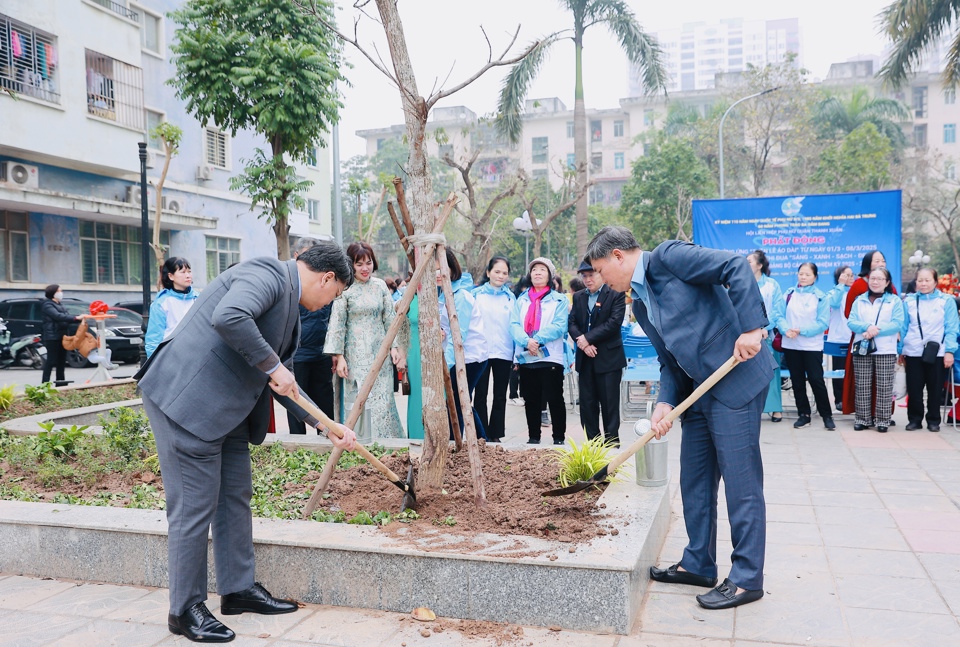 L&atilde;nh đạo quận Thanh Xu&acirc;n tham gia trồng c&acirc;y tại&nbsp;lễ ph&aacute;t động