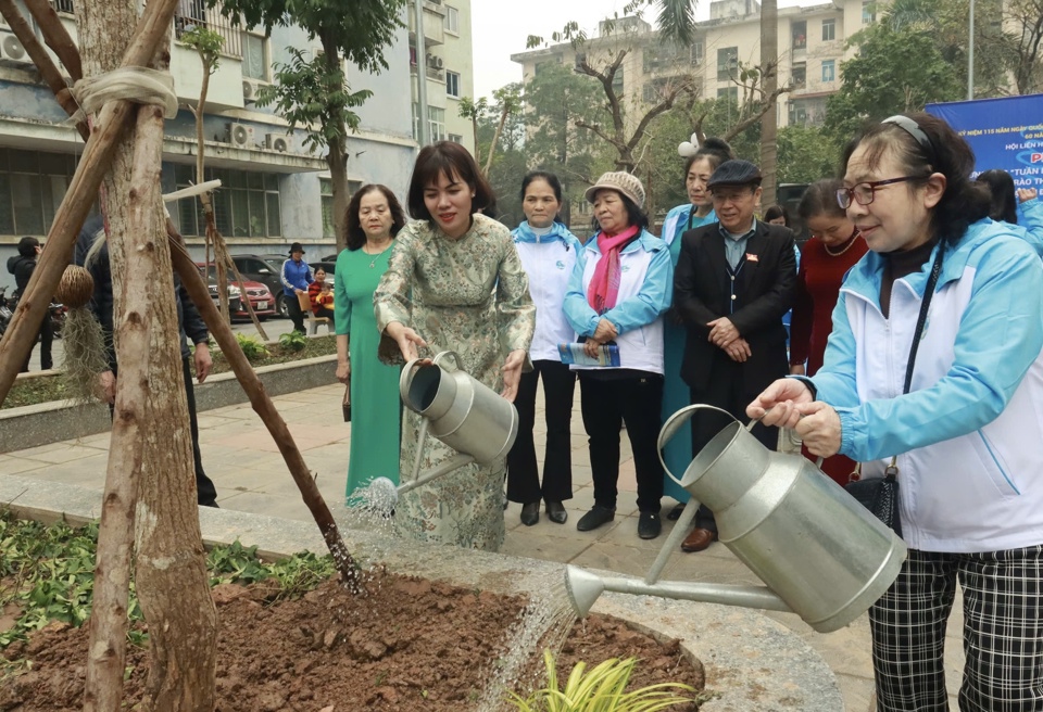 Phụ nữ quận Thanh Xuân hưởng ứng phong trào thi đua sáng- xanh- sạch- đẹp - Ảnh 1