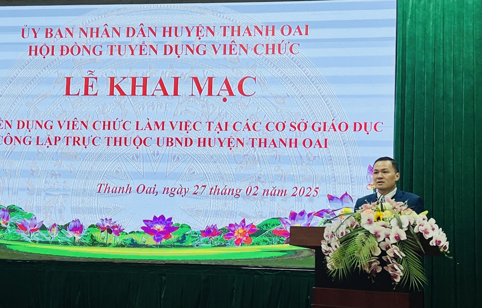 Ph&oacute; Chủ tịch UBND huyện Thanh Oai Vũ Quỳnh ph&aacute;t biểu tại lễ khai mạc.