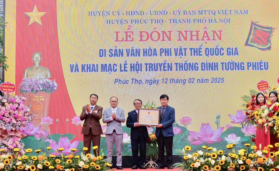 Lễ hội truyền thống đ&igrave;nh Tường Phi&ecirc;u đ&oacute;n nhận bằng Di sản văn h&oacute;a phi vật thể quốc gia, th&aacute;ng 2/2025. Ảnh: Trọng T&ugrave;ng