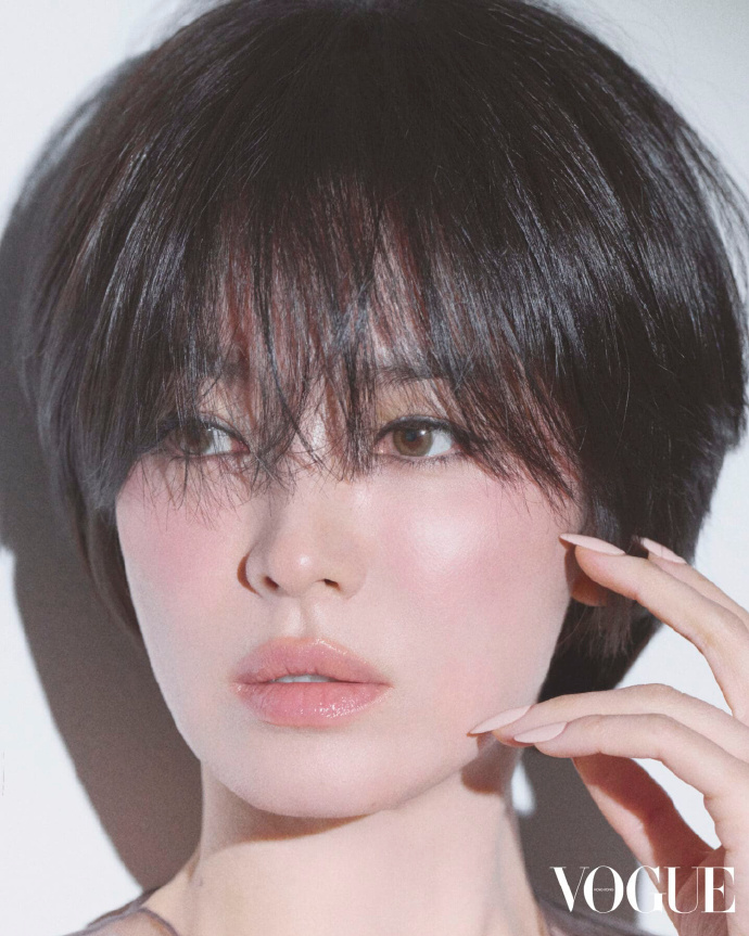 Nữ diễn vi&ecirc;n c&oacute; sức ảnh hưởng khắp ch&acirc;u &Aacute;.&nbsp;Hiện tại, ở tuổi 44, Song Hye Kyo vẫn được khen ngợi trẻ hơn tuổi, c&ocirc; vẫn giữ được độ nổi tiếng đỉnh cao trong suốt 3 thập kỷ. T&iacute;nh từ những năm 19 tuổi, ở mỗi độ tuổi 20-30-40, c&ocirc; lại c&oacute; t&aacute;c phẩm g&acirc;y sốt khắp ch&acirc;u &Aacute;.