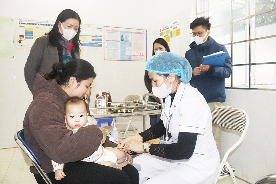 Nh&acirc;n vi&ecirc;n y tế ti&ecirc;m vaccine&nbsp;ph&ograve;ng dịch sởi cho trẻ từ 6 th&aacute;ng đến dưới 9 th&aacute;ng tuổi tại Trạm Y tế phường Đ&ocirc;ng Ngạc, quận Bắc Từ Li&ecirc;m.