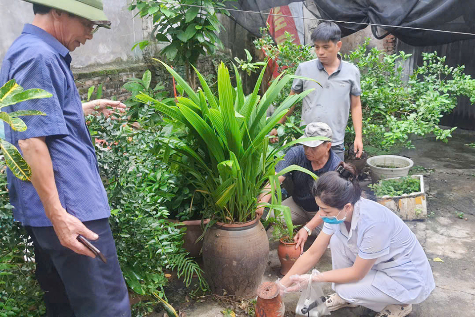 C&aacute;n bộ y tế c&ugrave;ng người d&acirc;n ra quận ph&ograve;ng, chống bệnh sốt xuất huyết tr&ecirc;n địa b&agrave;n&nbsp;quận Bắc Từ Li&ecirc;m.