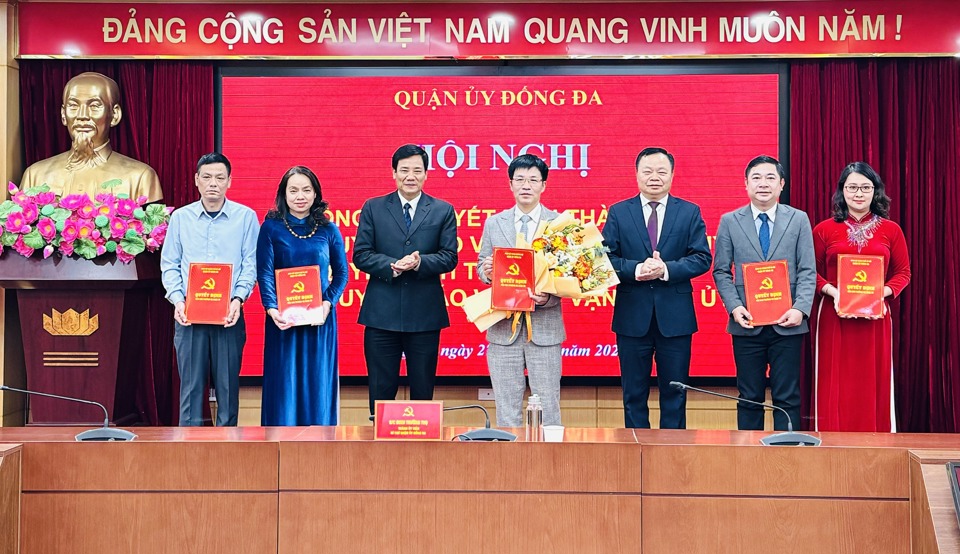 B&iacute; thư Quận uỷ Đống Đa Đinh Trường Thọ trao c&aacute;c quyết định về c&ocirc;ng t&aacute;c c&aacute;n bộ tại Hội nghị.