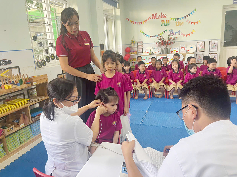 Nh&acirc;n vi&ecirc;n y tế quận kh&aacute;m s&agrave;ng lọc khiếm th&iacute;nh cho trẻ tại c&aacute;c trường mầm non tr&ecirc;n địa b&agrave;n quận.