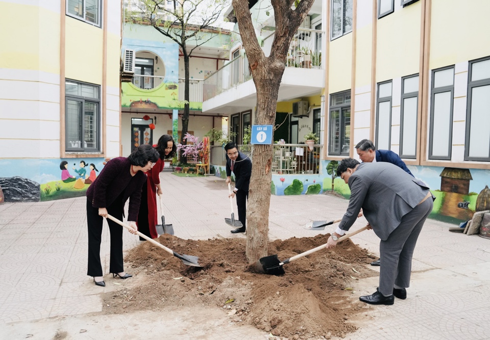 Ủy vi&ecirc;n Ban Thường vụ Th&agrave;nh ủy, B&iacute; thư Quận ủy Thanh Xu&acirc;n B&ugrave;i Huyền Mai v&agrave; c&aacute;c l&atilde;nh đạo quận Thanh Xu&acirc;n trồng c&acirc;y tại khu&ocirc;n vi&ecirc;n&nbsp;Trường Mầm non Tuổi Hoa dịp&nbsp;Tết Nguy&ecirc;n đ&aacute;n Ất Tỵ 2025