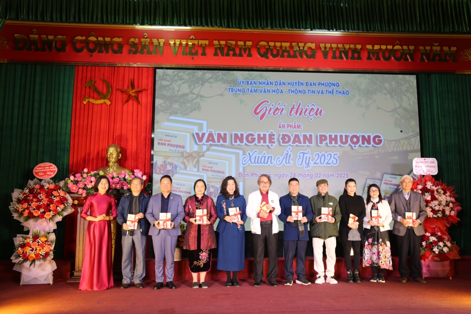 Gi&aacute;m đốc Trung t&acirc;m Văn h&oacute;a - Th&ocirc;ng tin v&agrave; Thể thao huyện Đan Phượng B&ugrave;i Thị Quy&ecirc;n tặng s&aacute;ch cho c&aacute;c đại biểu.