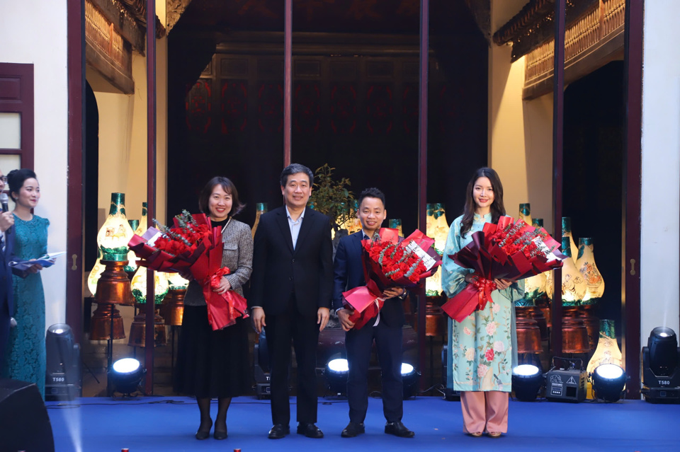 Ph&oacute; Chủ tịch Thường trực UBND quận Ho&agrave;n Kiếm Nguyễn Quốc Ho&agrave;n tặng hoa cho c&aacute;c c&aacute; nh&acirc;n c&oacute; th&agrave;nh t&iacute;ch trong sự kiện&nbsp;ra mắt App du lịch v&agrave; cẩm nang du lịch