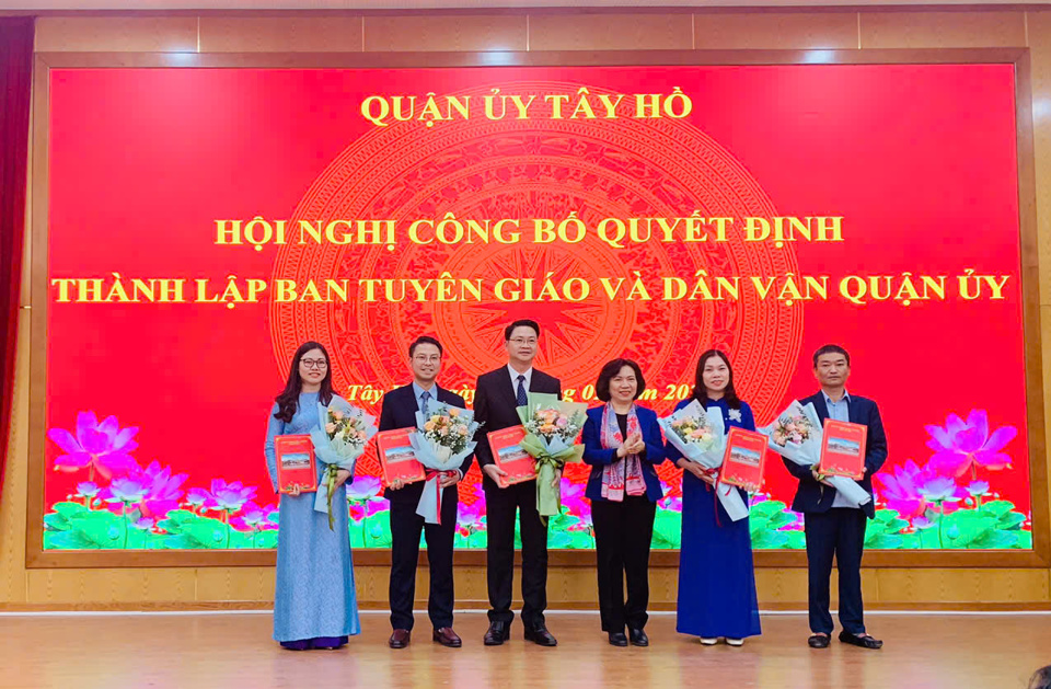 B&iacute; thư Quận uỷ T&acirc;y Hồ L&ecirc; Thị Thu Hằng trao quyết định, bổ nhiệm l&atilde;nh đạo Ban Tuy&ecirc;n gi&aacute;o - D&acirc;n vận.