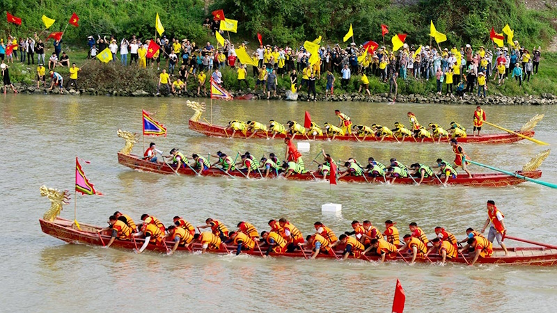 Hội thi bơi chải- một trong những hoạt động cổ truyền độc đ&aacute;o trong Lễ hội Tiếu Mai.