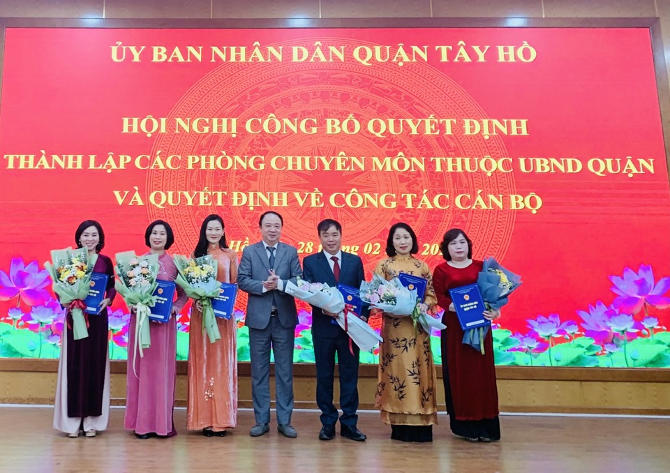 Ph&oacute; B&iacute; thư Thường trực Quận uỷ T&acirc;y Hồ trao quyết định, tặng hoa ch&uacute;c mừng c&aacute;c đồng ch&iacute; được bổ nhiệm sau sắp xếp.