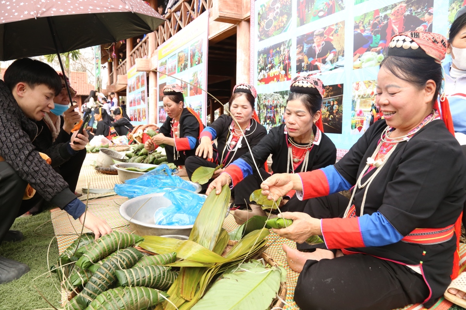 Truyền thống g&oacute;i b&aacute;nh của người Dao. Ảnh: Vĩnh Qu&acirc;n