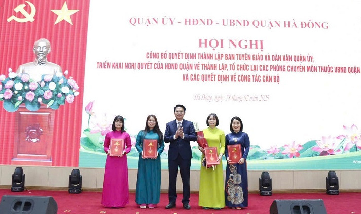 B&iacute; thư Quận ủy H&agrave; Đ&ocirc;ng&nbsp;Nguyễn Thanh Xu&acirc;n trao quyết định&nbsp;th&agrave;nh lập Ban Tuy&ecirc;n gi&aacute;o v&agrave; D&acirc;n vận Quận ủy v&agrave; c&aacute;c quyết định cho l&atilde;nh đạo Ban.