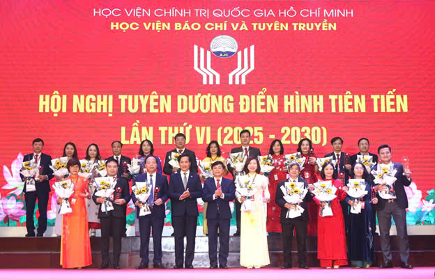 PGS.TS Ho&agrave;ng Ph&uacute;c L&acirc;m, PGS.TS Phạm Minh Sơn chụp ảnh lưu niệm với c&aacute;c tập thể, c&aacute; nh&acirc;n được tuy&ecirc;n dương điển h&igrave;nh tiến tiến của Học viện.