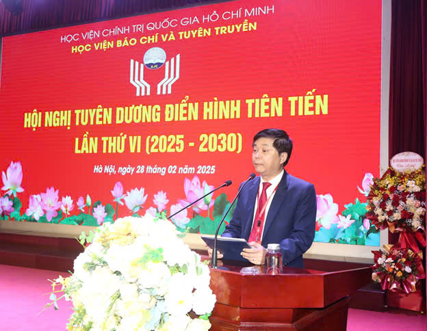 PGS.TS Phạm Minh Sơn - Gi&aacute;m đốc Học viện B&aacute;o ch&iacute; v&agrave; Tuy&ecirc;n truyền ph&aacute;t biểu khai mạc hội nghị.