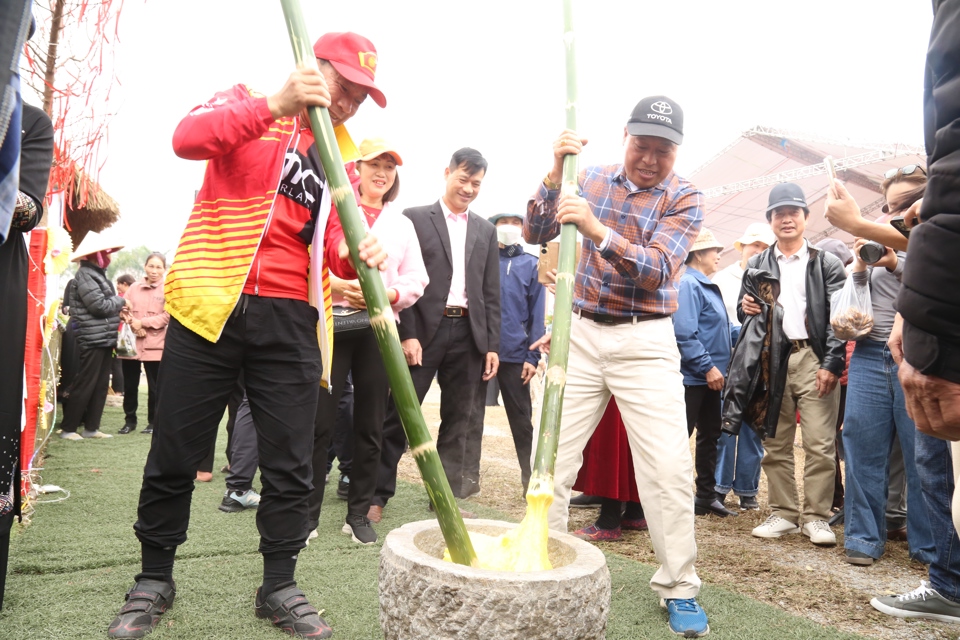 Người d&acirc;n c&ugrave;ng trải nghiệm. Ảnh: Vĩnh Qu&acirc;n