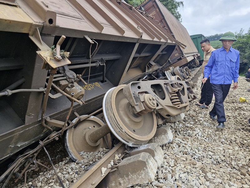 Những toa t&agrave;u bị lật đ&atilde; bị hư hỏng, g&acirc;y thiệt hại nặng về t&agrave;i sản của ng&agrave;nh đường sắt