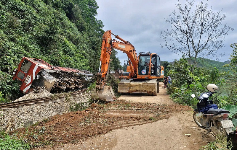 C&aacute;c cơ quan, đơn vị đ&atilde; huy động xe m&aacute;y hỗ trợ ng&agrave;nh đường sắt san lấp mặt bằng để thực hiện c&ocirc;ng t&aacute;c cứu hộ, cứu nạn&nbsp;