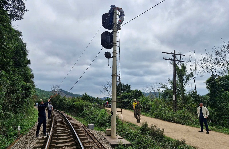 Hệ thống c&aacute;p th&ocirc;ng tin t&iacute;n hiệu đường sắt khu vực xảy ra va chạm giữa t&agrave;u h&agrave;ng v&agrave; xe tải được giải tỏa tạm thời để c&aacute;c phương tiện chuy&ecirc;n dụng tiếp cận hiện trường ứng cứu