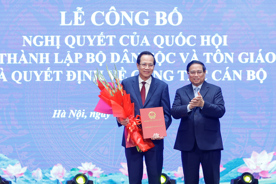 Thủ tướng trao Quyết định bổ nhiệm Bộ trưởng Bộ D&acirc;n tộc v&agrave; T&ocirc;n gi&aacute;o đối với đồng ch&iacute; Đ&agrave;o Ngọc Dung - Ảnh: VGP/Nhật Bắc &nbsp;