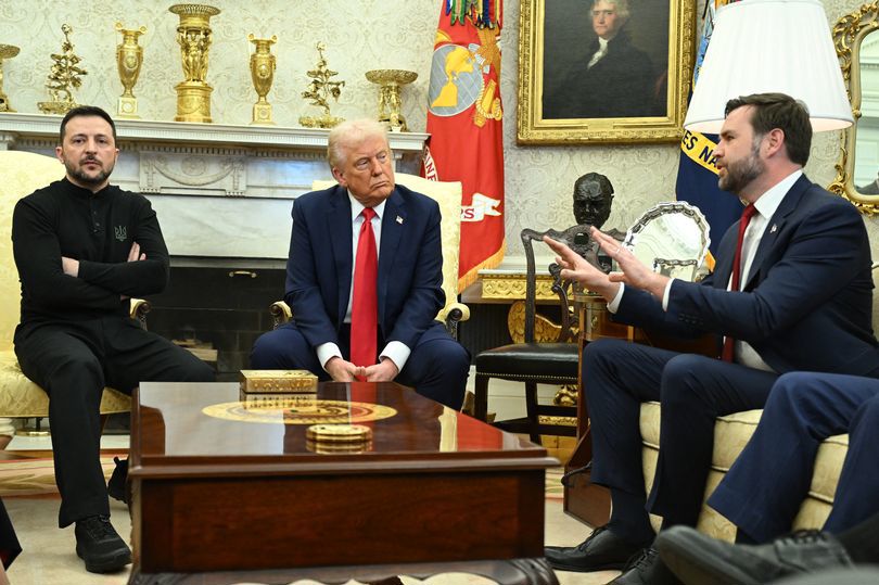 Tổng thống Mỹ Donald Trump v&agrave; Tổng thống Ukraine Volodymyr Zelensky lắng nghe Ph&oacute; Tổng thống JD Vance tại cuộc gặp ở&nbsp; Nh&agrave; Trắng h&ocirc;m 28/2. Ảnh:irishstar.com