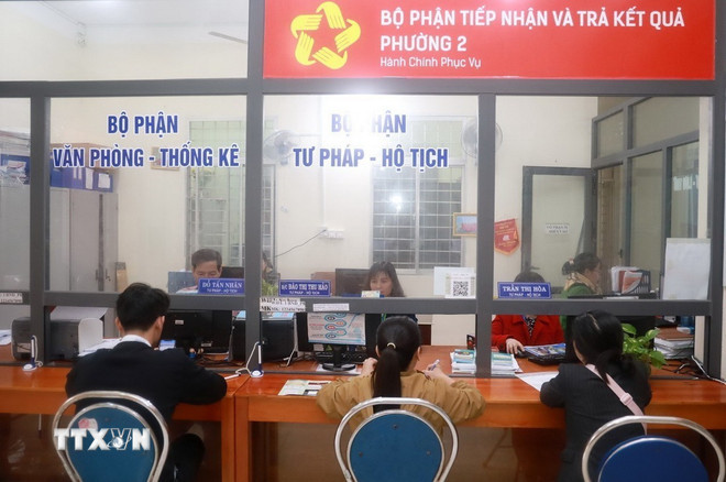 Bộ phận một cửa tiếp nhận thủ tục h&agrave;nh ch&iacute;nh tại Ủy ban Nh&acirc;n d&acirc;n cấp x&atilde;, phường. (Ảnh: Xu&acirc;n Triệu/TTXVN)