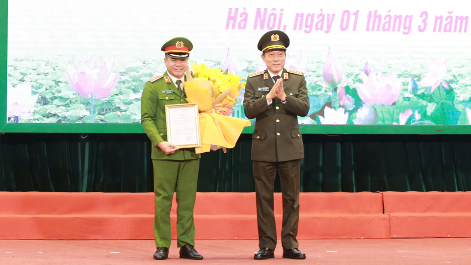 Đại tướng Lương Tam Quang trao Quyết định của Bộ trưởng Bộ C&ocirc;ng an giao Thiếu tướng Nguyễn Thanh T&ugrave;ng - Ph&oacute; Gi&aacute;m đốc, Thủ trưởng Cơ quan Cảnh s&aacute;t điều tra C&ocirc;ng an TP H&agrave; Nội điều h&agrave;nh hoạt động của C&ocirc;ng an TP H&agrave; Nội cho đến khi c&oacute; Gi&aacute;m đốc C&ocirc;ng an TP mới.