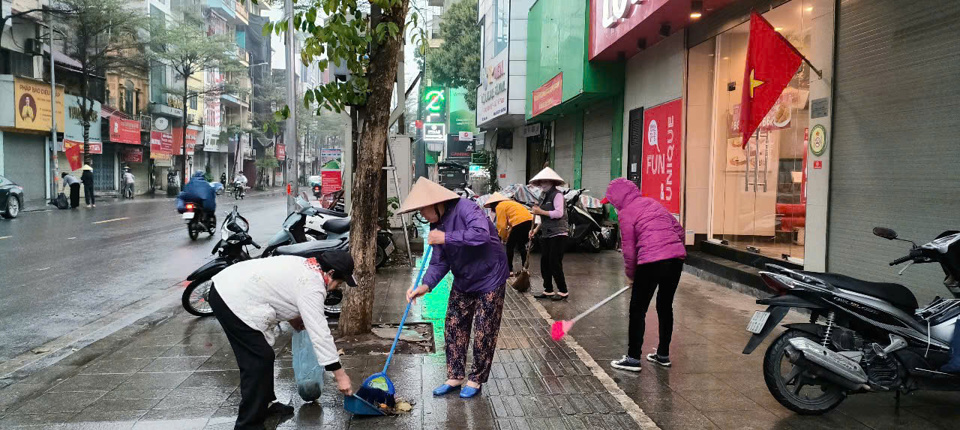 Phụ nữ Đống Đa ra qu&acirc;n tổng vệ sinh m&ocirc;i trường trong theo chỉ đạo của quận v&agrave; theo ph&aacute;t động của Hội LHPN th&agrave;nh phố