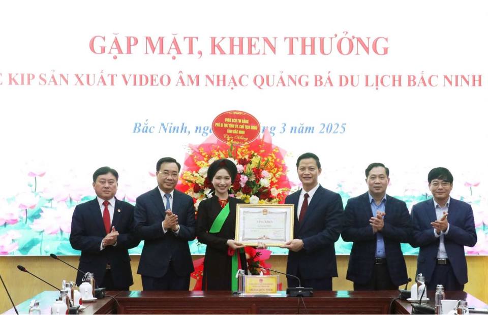 H&ograve;a Minzy v&agrave; &ecirc; k&iacute;p nhận Bằng khen từ l&atilde;nh đạo tỉnh Bắc Ninh&nbsp;v&igrave; những đ&oacute;ng g&oacute;p trong việc quảng b&aacute; văn h&oacute;a v&agrave; du lịch của tỉnh.