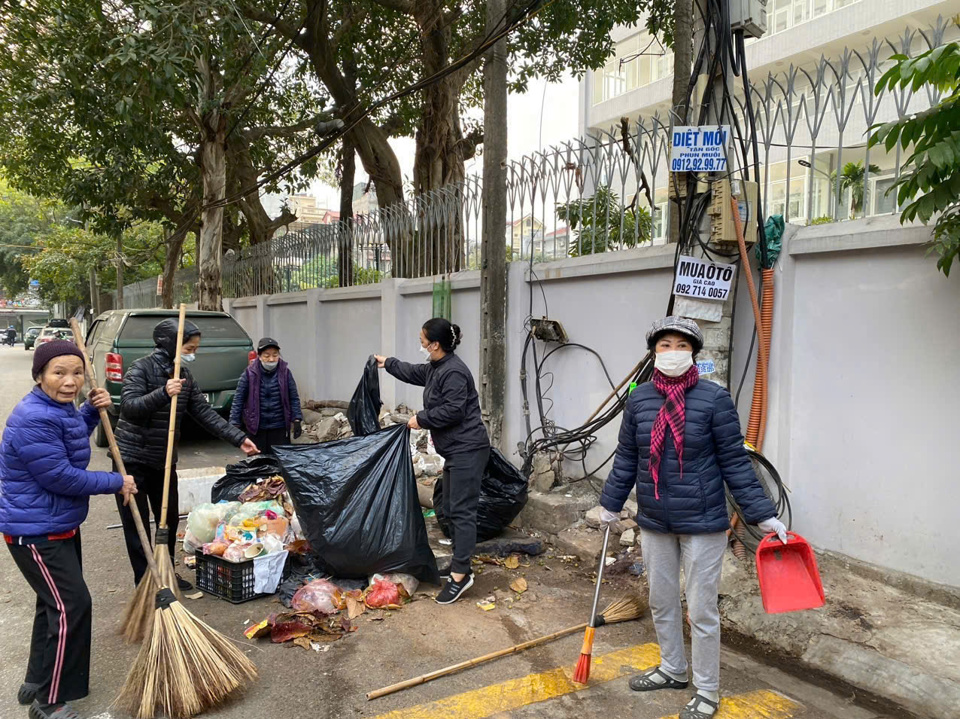 Phụ nữ quận Long Bi&ecirc;n t&iacute;ch cực hưởng ứng tổng vệ sinh m&ocirc;i trường, l&agrave;m đẹp đường l&agrave;ng, c&aacute;c con phố