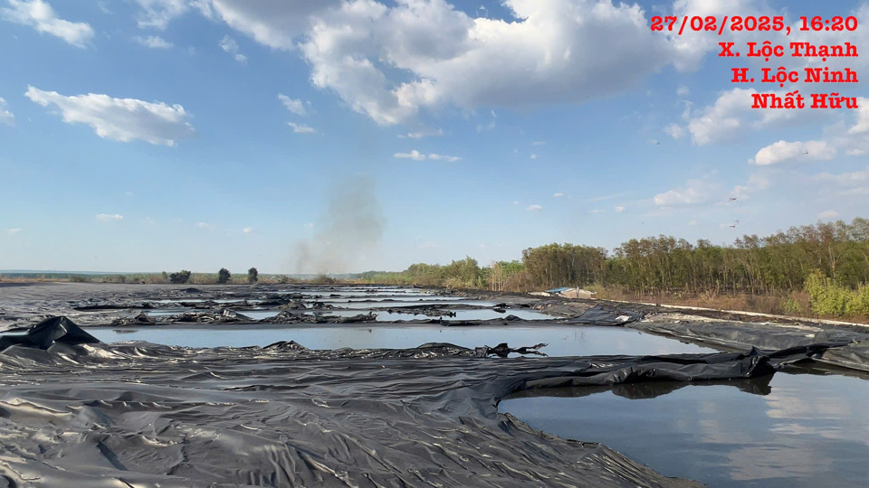 Hầm biogas trại heo kh&ocirc;ng c&ograve;n k&iacute;n bạt (h&igrave;nh ảnh người d&acirc;n ghi nhận ngay sau khi vụ ch&aacute;y xảy ra).