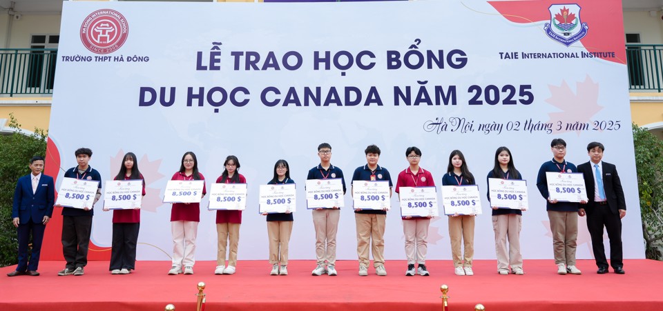 Đại diện Ban Gi&aacute;m hiệu Trường THPT H&agrave; Đ&ocirc;ng trao học bổng cho học sinh. &nbsp;