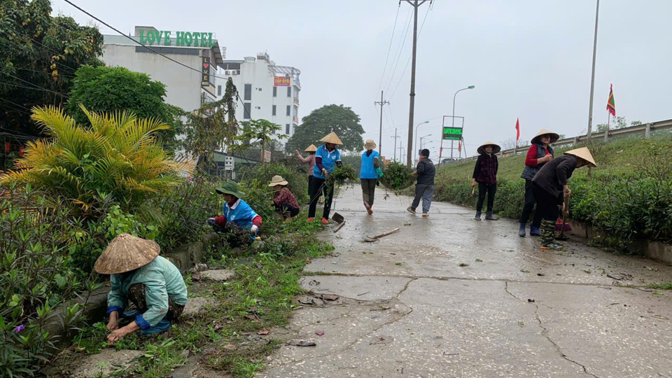 Phụ nữ quận Bắc Từ Li&ecirc;m&nbsp;ra qu&acirc;n tổng vệ sinh m&ocirc;i trường v&agrave; trang tr&iacute; c&aacute;c đoạn đường chuẩn bị lễ hội s&aacute;ng ng&agrave;y 2/3